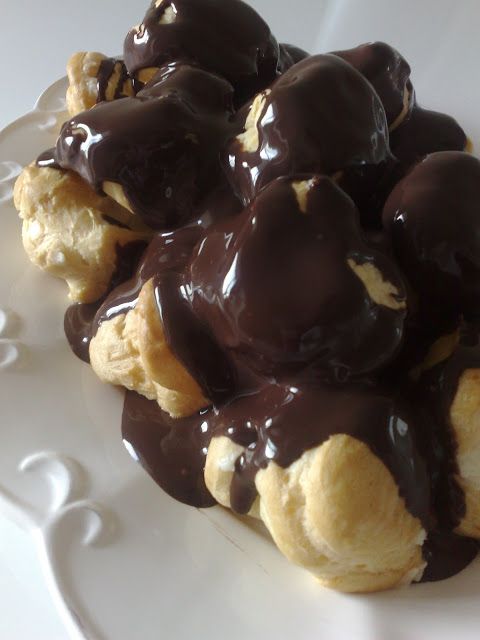 Beyaz Çikolatatlı Profiterolü Pasta